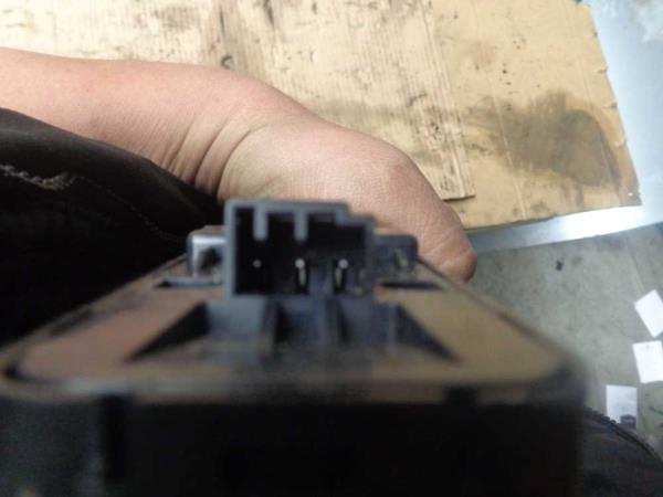 BOUTON LEVE VITRE VOLVO V60 2015 (4VITRES) - Vue 3